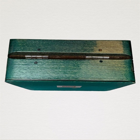 Small Handmade Polish Box with Carved Painted Lacquered Flowers - Picture 7 of 11